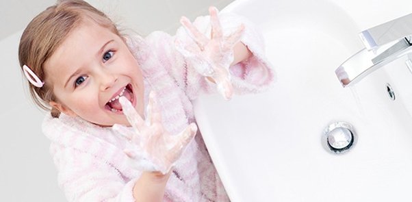 kids washing hands